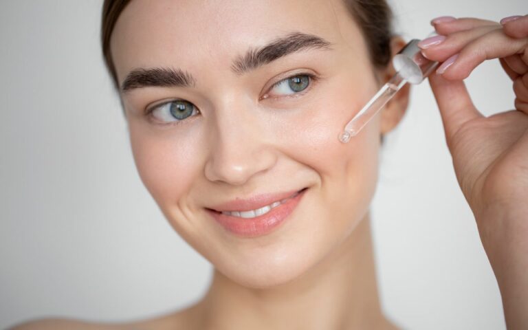 Devojka stavlja serum i smeje se